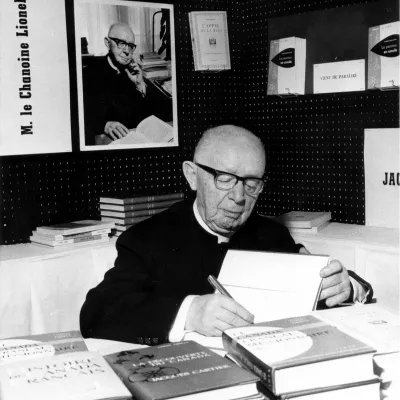 Lionel Groulx autographiant ses ouvrages au Salon du livre le 4 avril 1961.