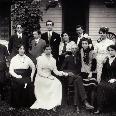 La famille Tassé à Henryville à l’été 1915. Charlotte Tassé est la deuxième assise, en partant de la gauche. Photographe non identifié. BAnQ, Fonds Charlotte Tassé.