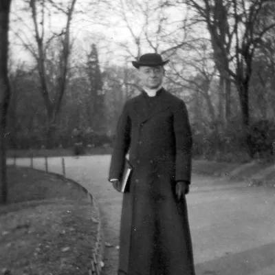 Lionel Groulx dans le jardin du Luxembourg, à Paris, en 1922.