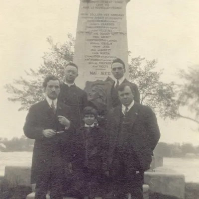 Lionel Grouxl et ses collègues devant le monument à Dollard des Ormeaux à Carillon