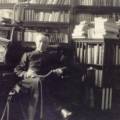 Lionel Groulx dans sa chambre, au presbytère de la paroisse Saint-Enfant-Jésus du Mile-End, vers 1920.