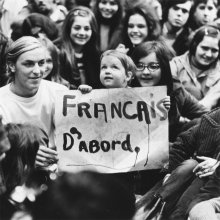 Enfant tenant une bannière «Français d'abord» lors de l'Opération McGill français en 1969. Photo : Antoine Désilets sous licence Creative Commons Attribution – Pas d'utilisation commerciale - Pas de Modification (CC BY-NC-ND). Source : BAnQ.